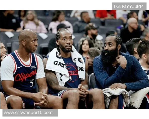 湖刺球迷手机桌面惊现小卡与哈登捧杯画面引发热议